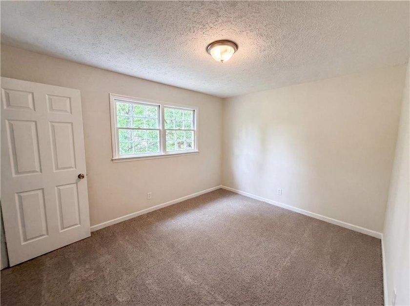 Welcome home to this charming home Featuring an inviting - photo 15