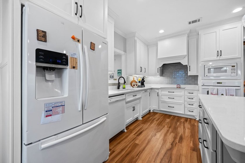 Perfectly maintained, like-new two-bedroom, two-bath home - photo 21
