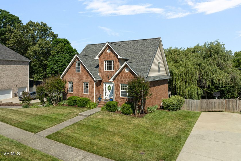 This beautiful traditional brick home offers 4 spacious bedrooms - photo 3