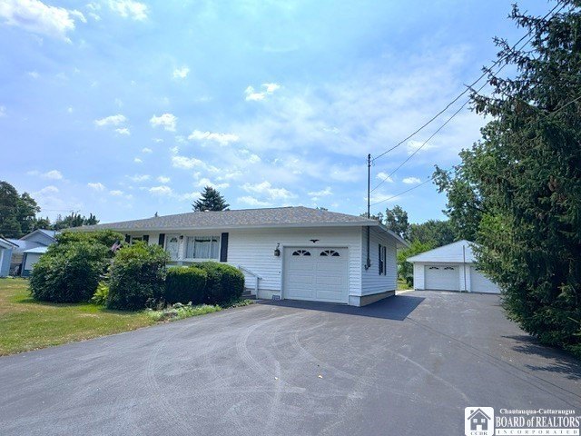 Such a meticulously maintained ranch home in a quaint little - photo 2