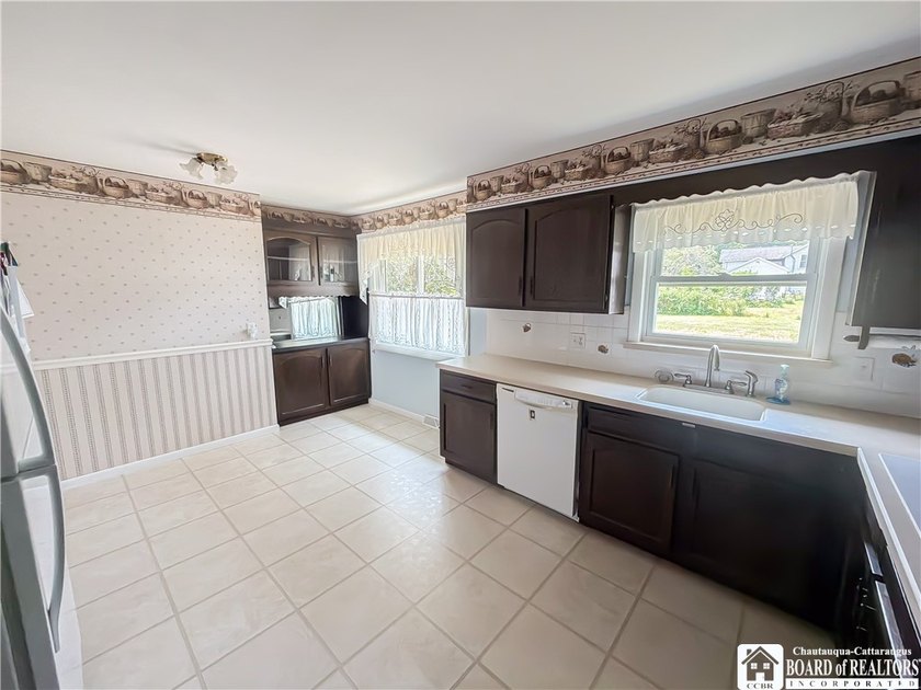 Such a meticulously maintained ranch home in a quaint little - photo 8