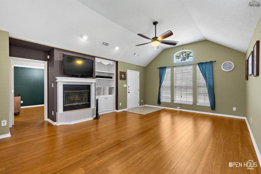Low-maintenance living in southwest Wichita Falls! Open floor - photo 4