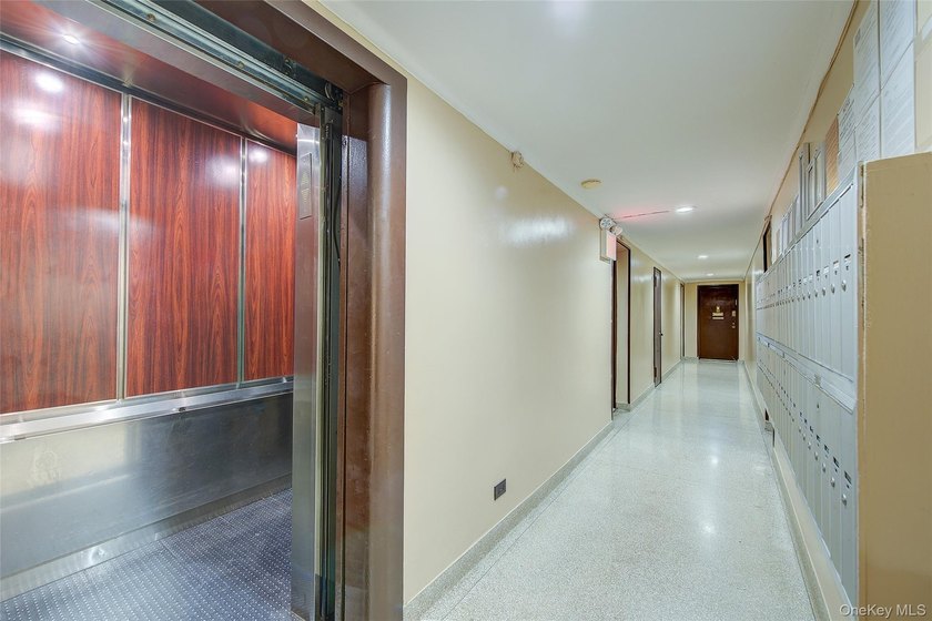 PARK MANOR CONDOMINIUM. One of a Kind CONDO, fully renovated - photo 4