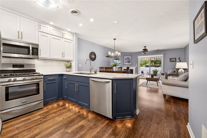 RARE OPPORTUNITY! Move-in ready, one-floor living in the heart - photo 5
