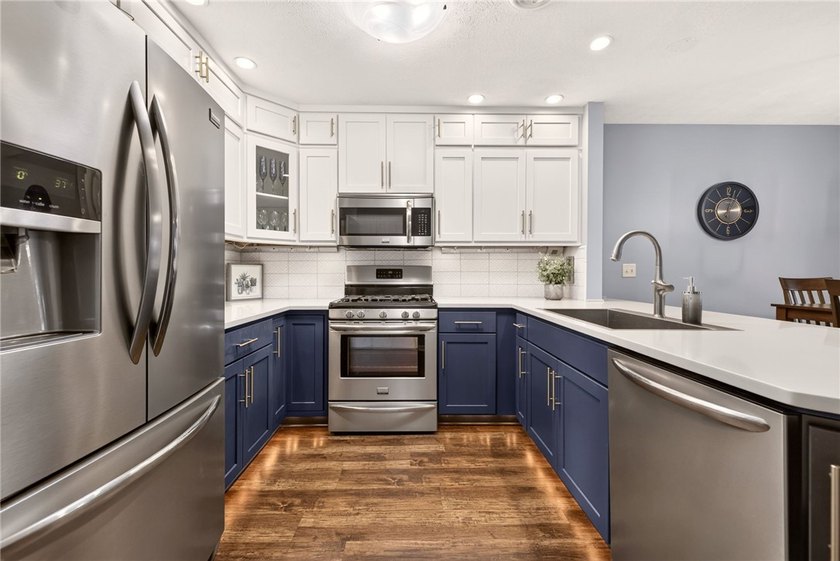 RARE OPPORTUNITY! Move-in ready, one-floor living in the heart - photo 6