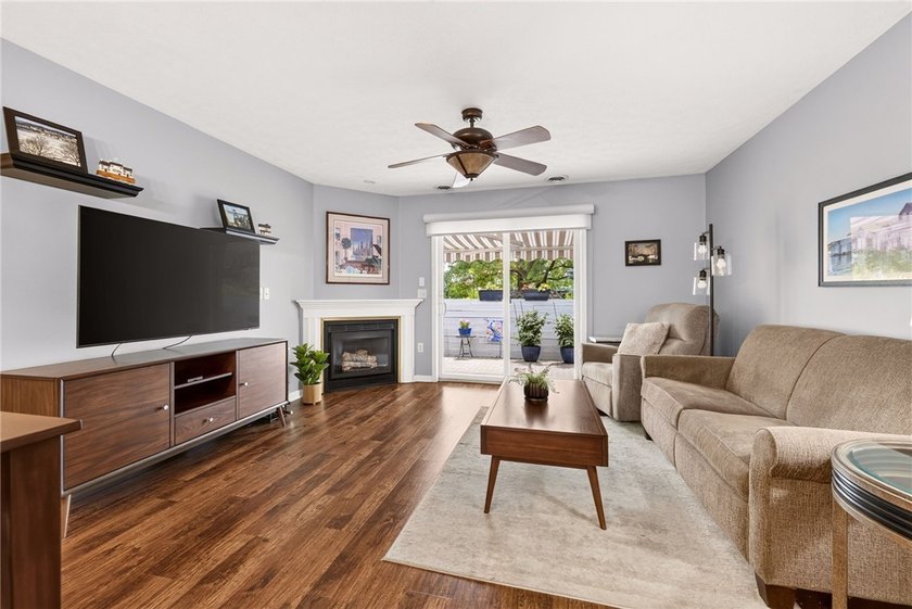 RARE OPPORTUNITY! Move-in ready, one-floor living in the heart - photo 9