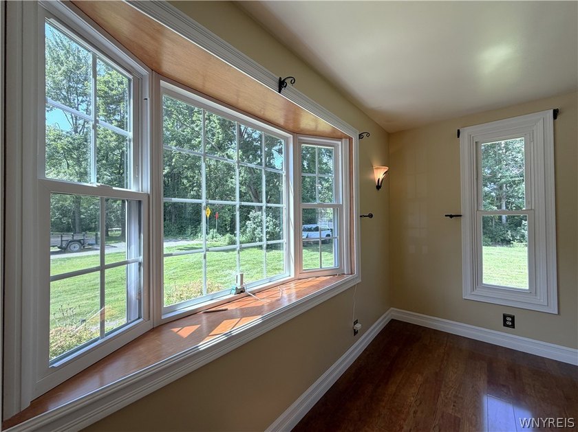 Welcome home to this charming Cape Cod nestled at the very end - photo 5