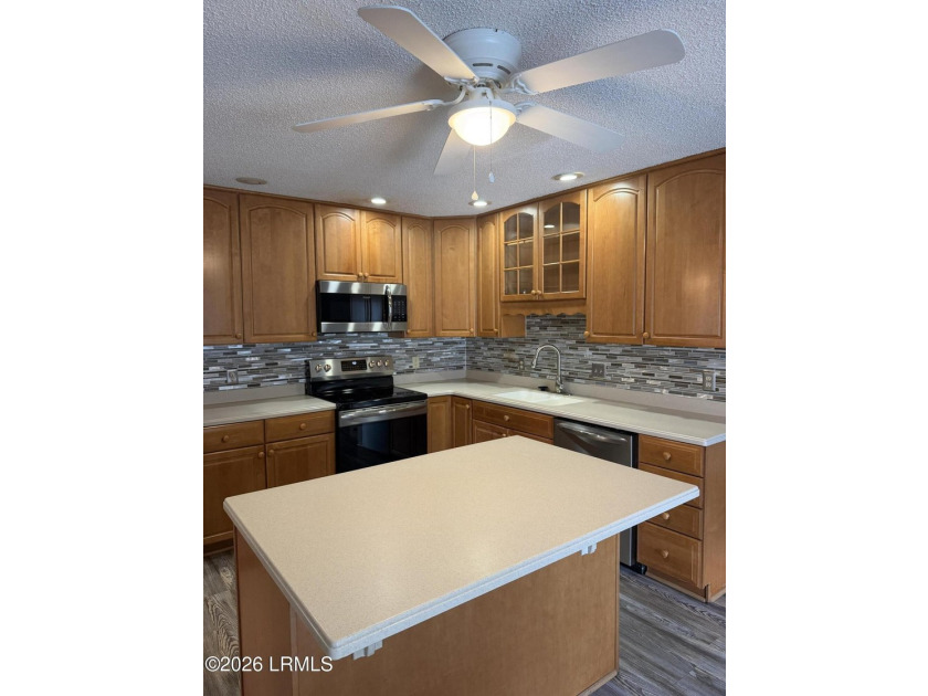 Conveniently on Lady's Island in Royal Pines Estates with over a - photo 8