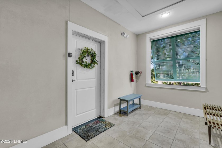 Charming 3-bedroom, 3-bath condo in the heart of Habersham - photo 4