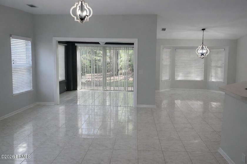 Light-filled one-level end unit in Sun City, tucked away on a - photo 3
