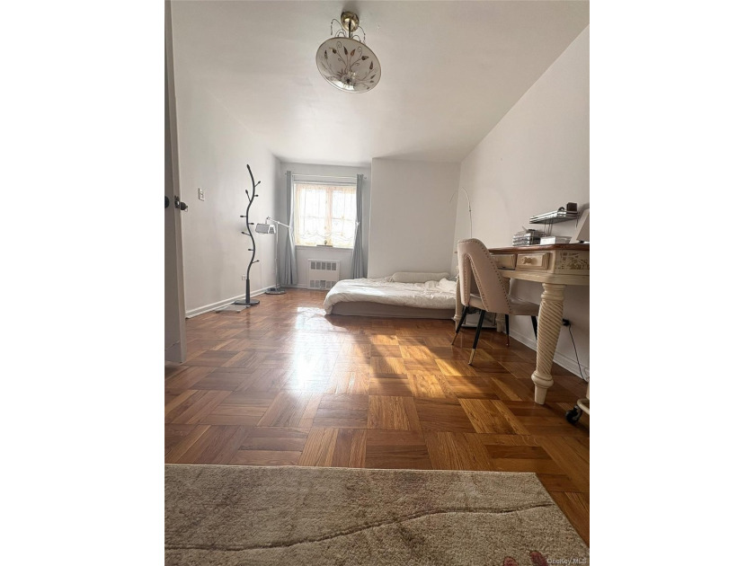 Sun-filled, spacious 1-bedroom co-op on the level above the - photo 6