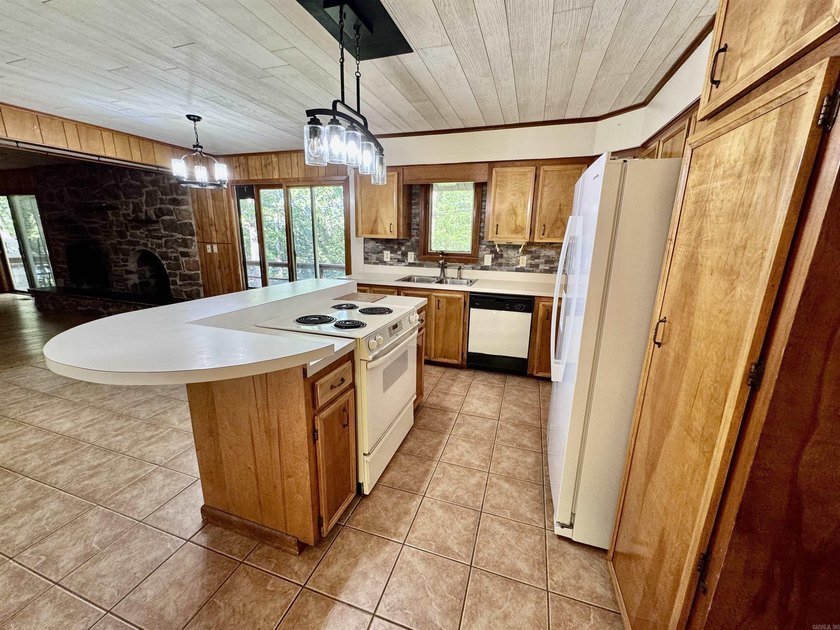 Wonderful 4BR/2BA home in a great neighborhood with a partial - photo 11