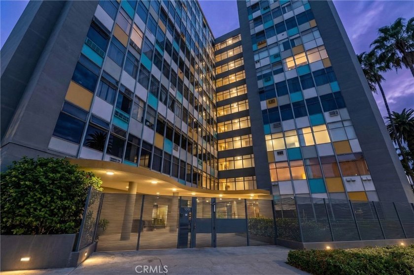 This stylish 1-bedroom, 1-bathroom condo in The Royal Palms is - photo 22