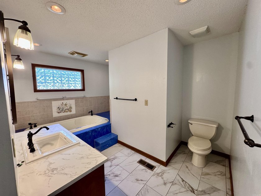 Wonderful 4BR/2BA home in a great neighborhood with a partial - photo 33