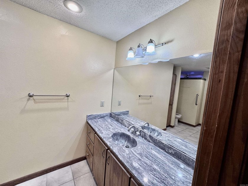 Wonderful 4BR/2BA home in a great neighborhood with a partial - photo 42