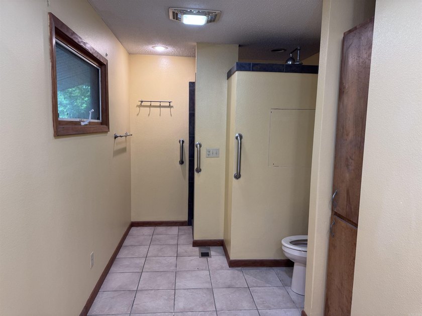 Wonderful 4BR/2BA home in a great neighborhood with a partial - photo 43