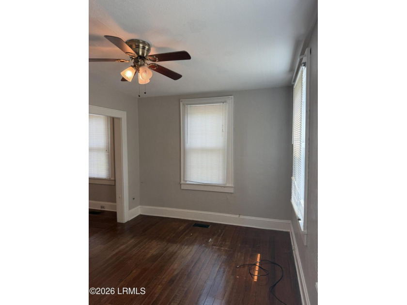 Great AFFORDABLE 2 bedroom older home with front porch, a mile - photo 6