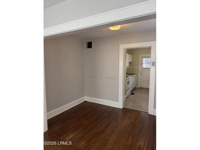 Great AFFORDABLE 2 bedroom older home with front porch, a mile - photo 8