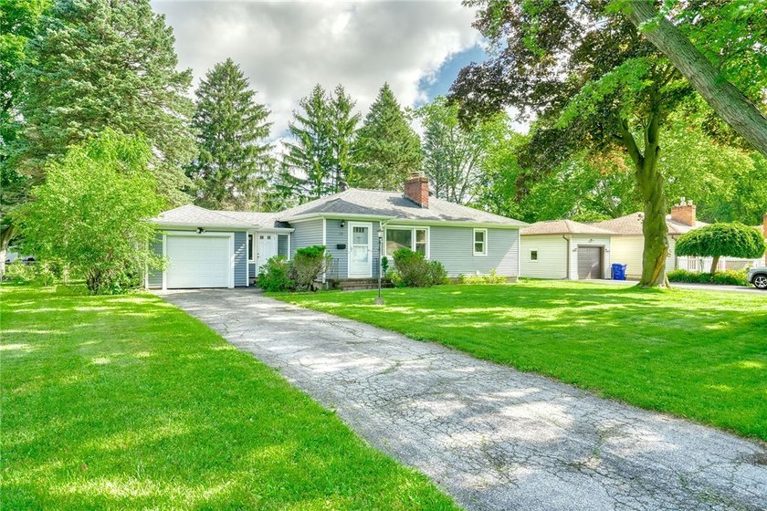 Welcome to 19 Loderdale Drive! This beautifully maintained - photo 2
