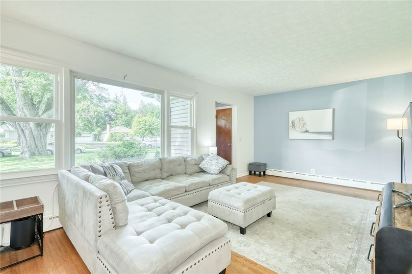 Welcome to 19 Loderdale Drive! This beautifully maintained - photo 6