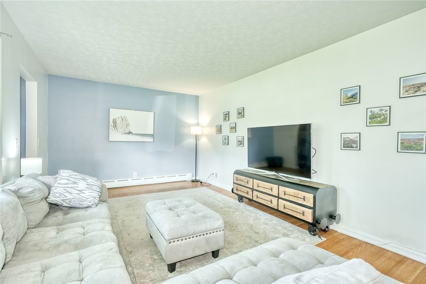 Welcome to 19 Loderdale Drive! This beautifully maintained - photo 7