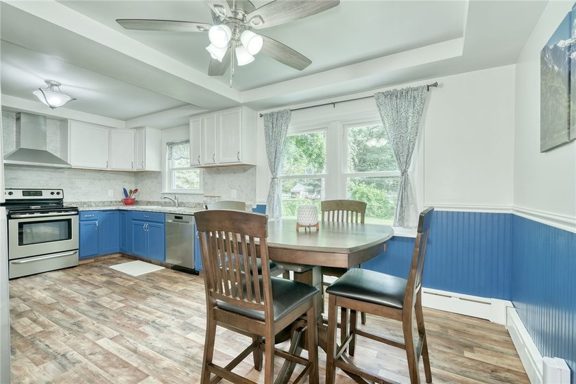 Welcome to 19 Loderdale Drive! This beautifully maintained - photo 8