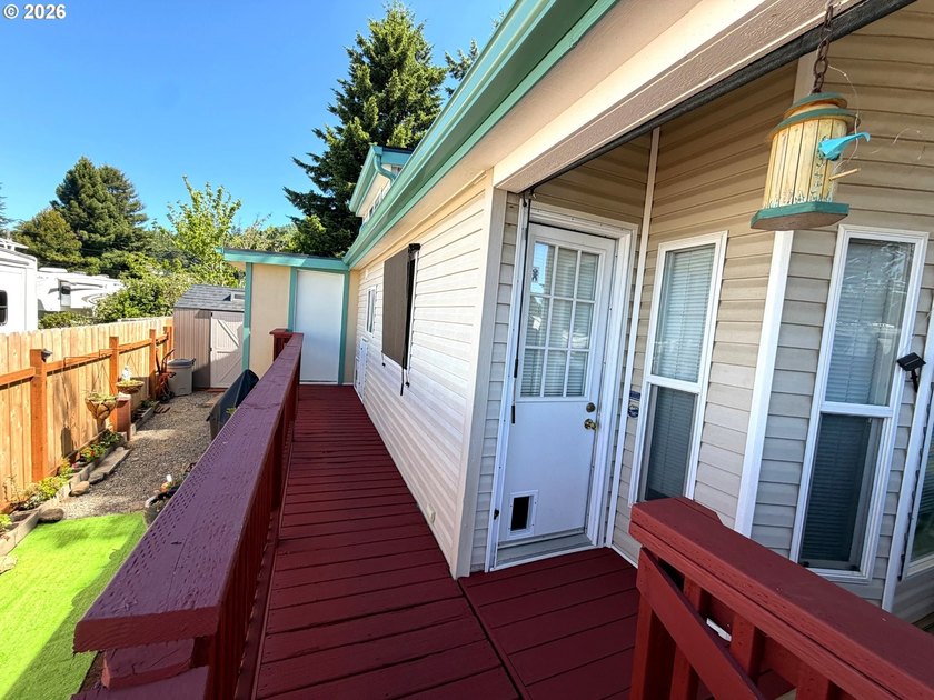 Updated 2004 park model located in the 55+ Chetco RV Park. This - photo 3