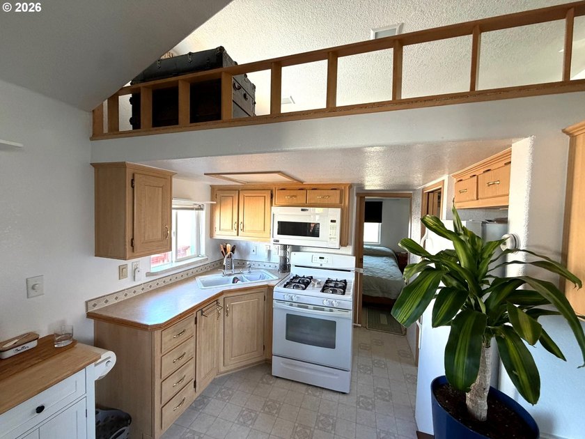 Updated 2004 park model located in the 55+ Chetco RV Park. This - photo 6