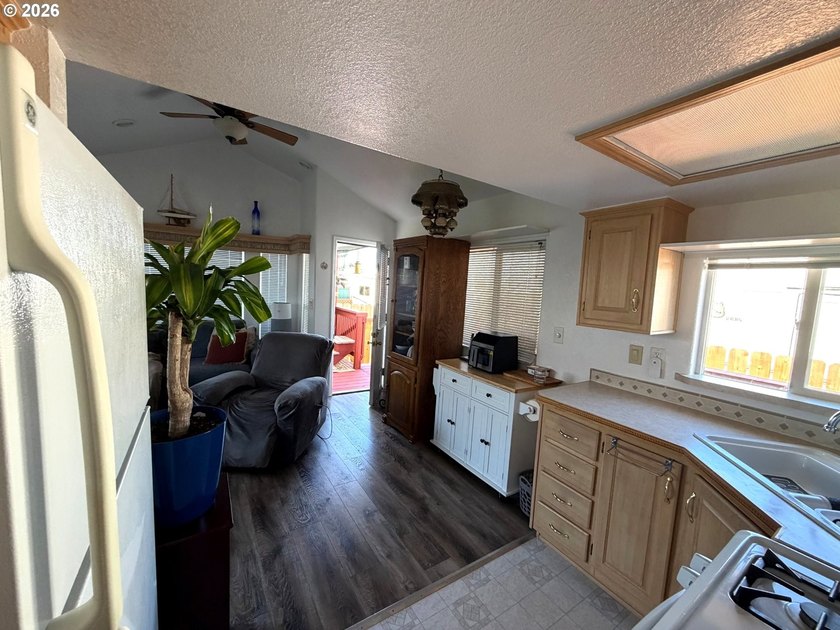 Updated 2004 park model located in the 55+ Chetco RV Park. This - photo 8