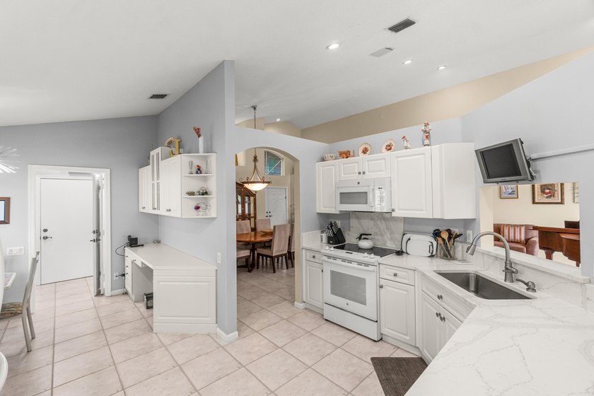 Welcome to easy, elegant living in the highly sought-after 55+ - photo 12