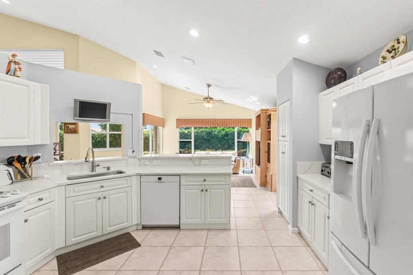 Welcome to easy, elegant living in the highly sought-after 55+ - photo 15