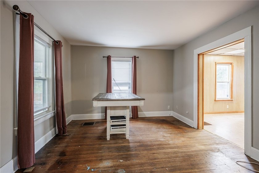 Great opportunity! 4 bedrooms, 2 full baths. Huge 2+garage with - photo 3