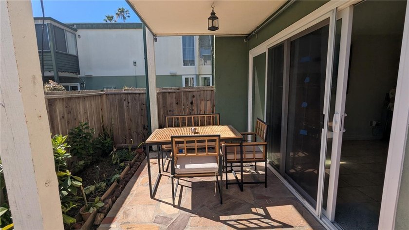 Spacious 3 bedroom ground level condo in central Ventura - photo 24
