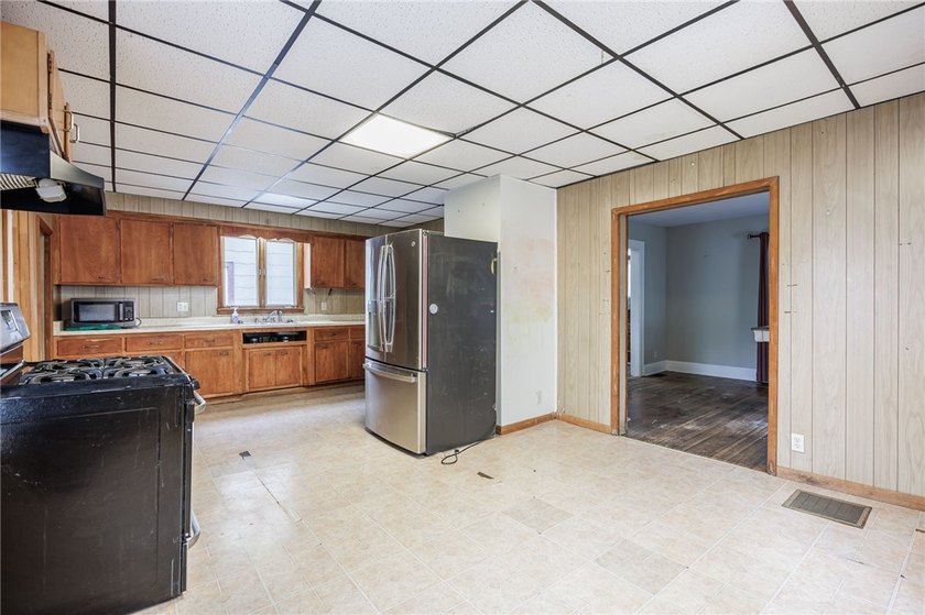 Great opportunity! 4 bedrooms, 2 full baths. Huge 2+garage with - photo 6