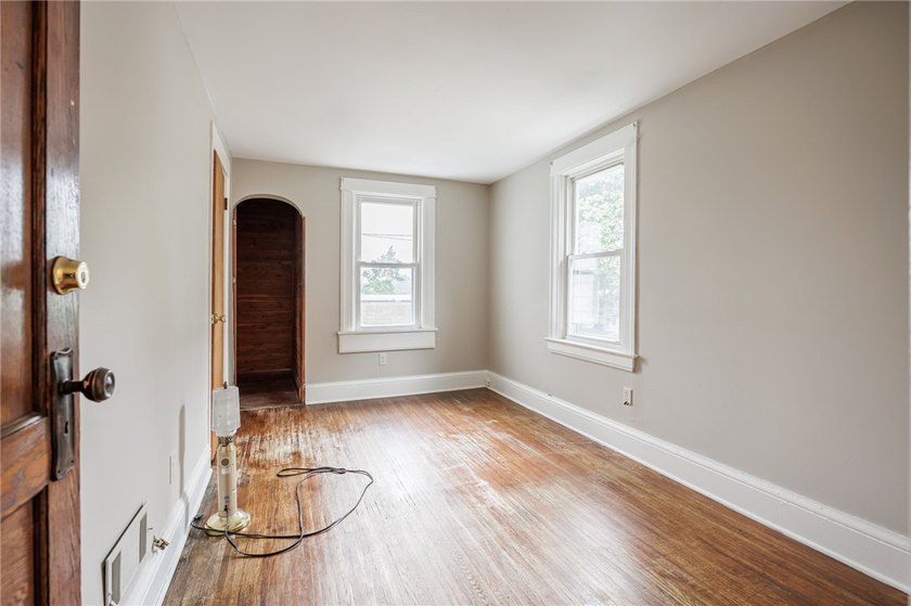Great opportunity! 4 bedrooms, 2 full baths. Huge 2+garage with - photo 10