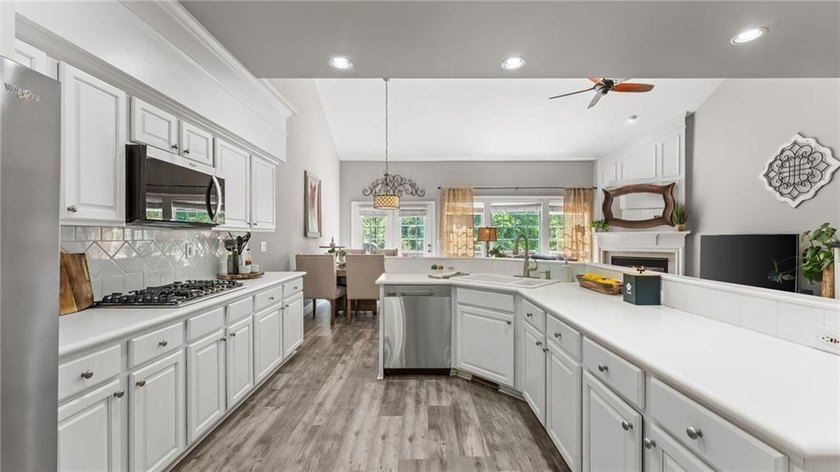 MOTIVATED SELLER! Bring all Offers!  Experience refined living - photo 4