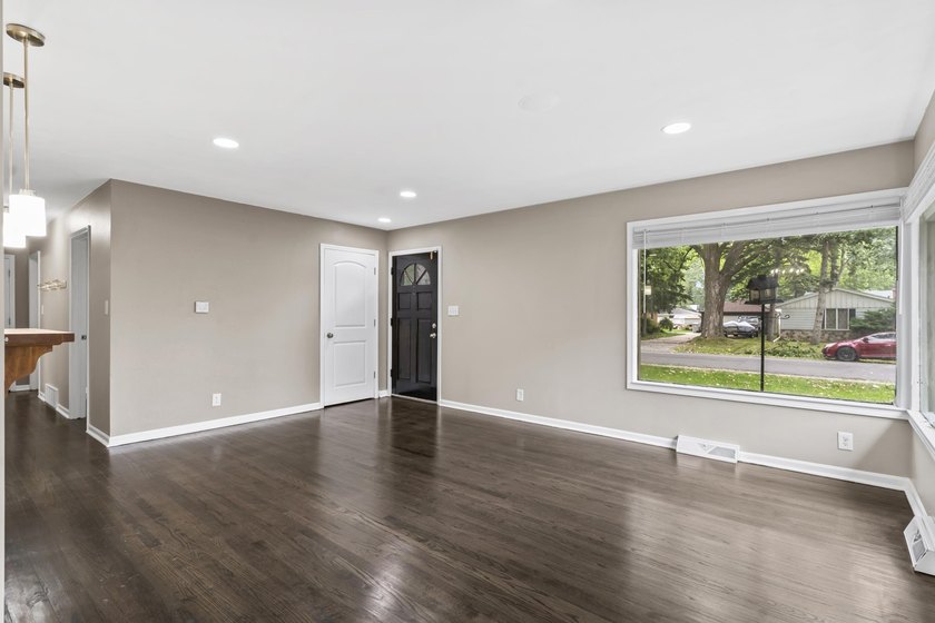 Welcome to this beautifully remodeled Milwaukee ranch! Mature - photo 11