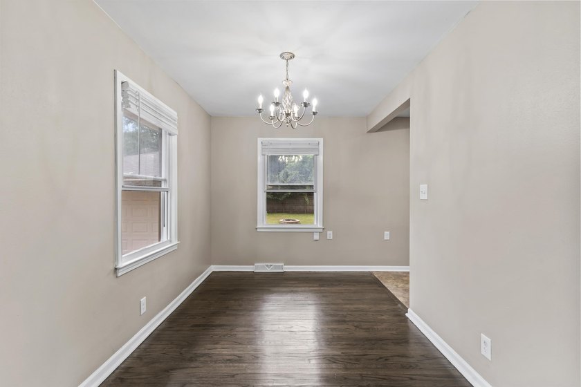 Welcome to this beautifully remodeled Milwaukee ranch! Mature - photo 12