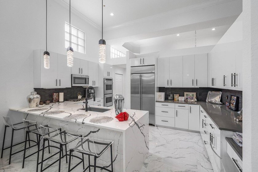 Stunning remodeled 3 BD plus office, 2.5 BA residence in - photo 13