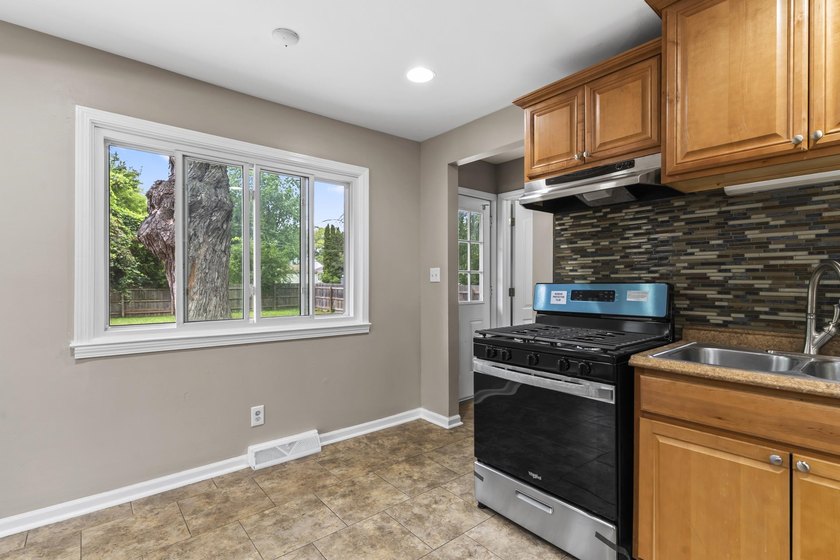 Welcome to this beautifully remodeled Milwaukee ranch! Mature - photo 14