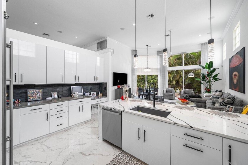 Stunning remodeled 3 BD plus office, 2.5 BA residence in - photo 14