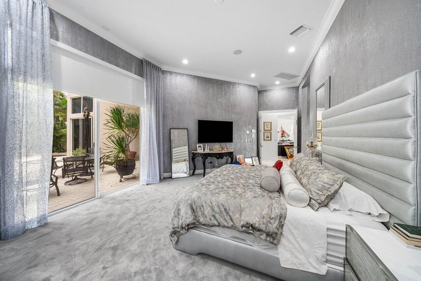 Stunning remodeled 3 BD plus office, 2.5 BA residence in - photo 16