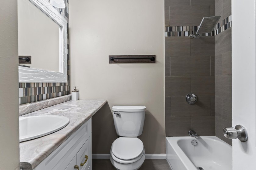 Welcome to this beautifully remodeled Milwaukee ranch! Mature - photo 17