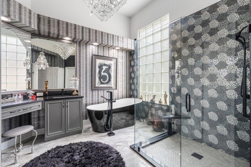 Stunning remodeled 3 BD plus office, 2.5 BA residence in - photo 17