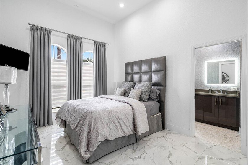 Stunning remodeled 3 BD plus office, 2.5 BA residence in - photo 19