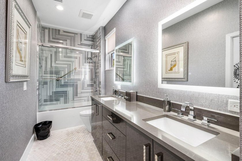 Stunning remodeled 3 BD plus office, 2.5 BA residence in - photo 20