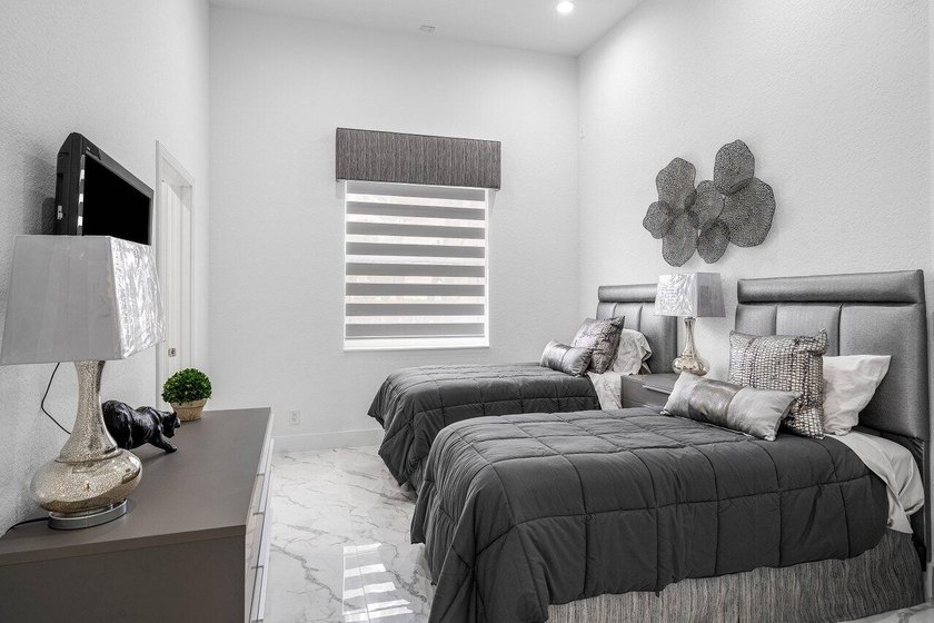 Stunning remodeled 3 BD plus office, 2.5 BA residence in - photo 21