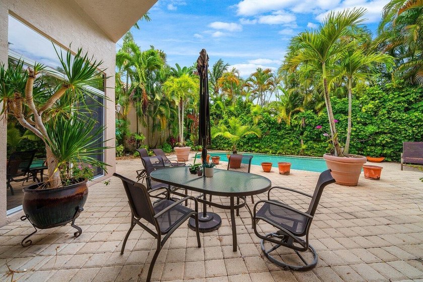 Stunning remodeled 3 BD plus office, 2.5 BA residence in - photo 24