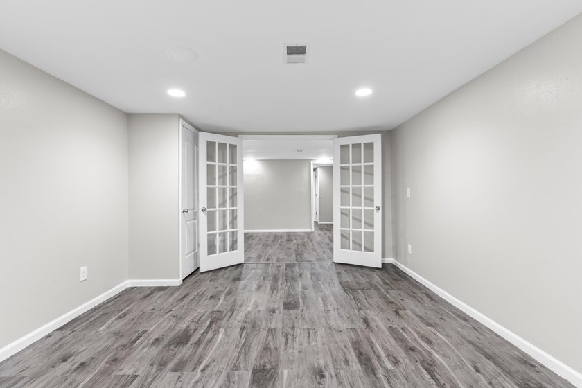 Welcome to this beautifully remodeled Milwaukee ranch! Mature - photo 27