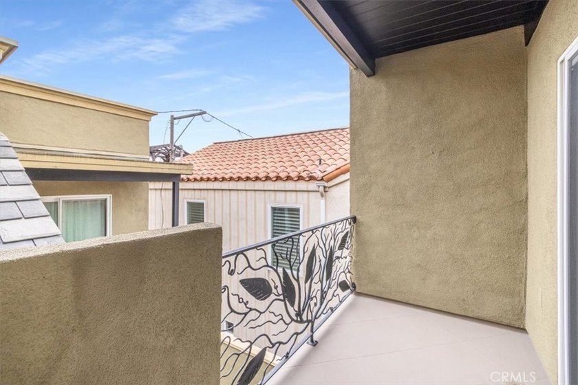 Welcome to this beautifully upgraded Belmont Shore home, where - photo 31